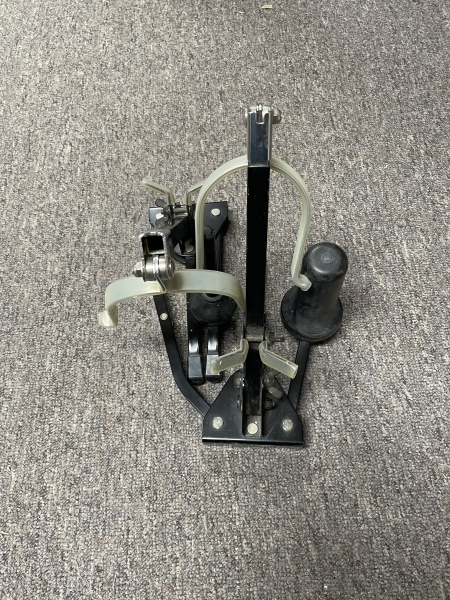 Beechler double sax stand with pegs